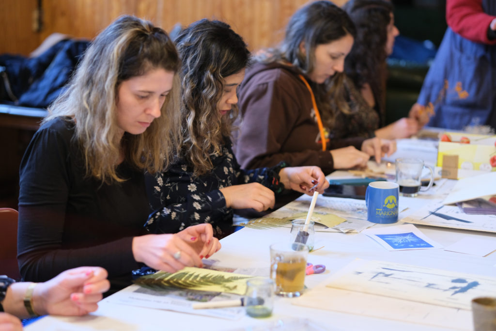 Atelier créatif pour un enterrement de vie de jeune fille : le cyanotype