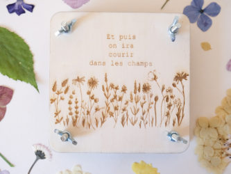 Presse à fleurs en bois courir dans les champs