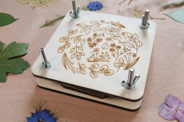Presse à herbier tourbillon végétal bois clair