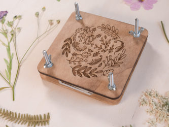 Presse à fleurs tourbillon végétal en bois sombre