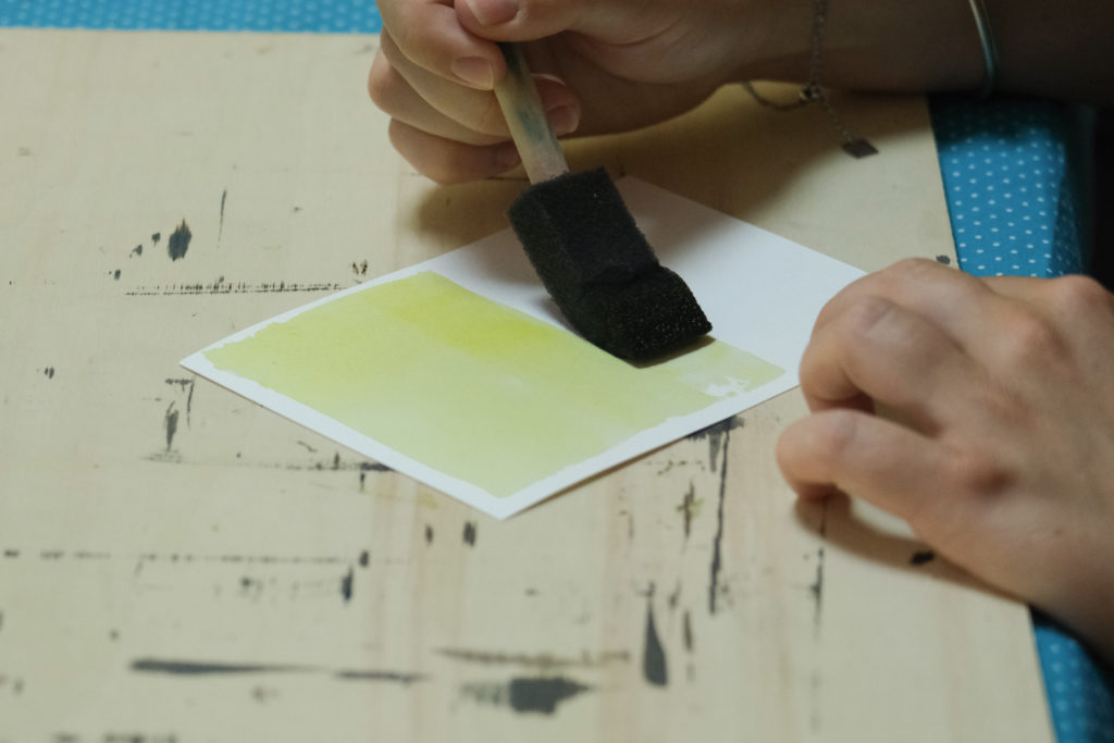 Utilisation d'un pinceau mousse pour le cyanotype