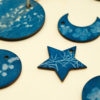 exemples de boules de Noël en cyanotype sur bois