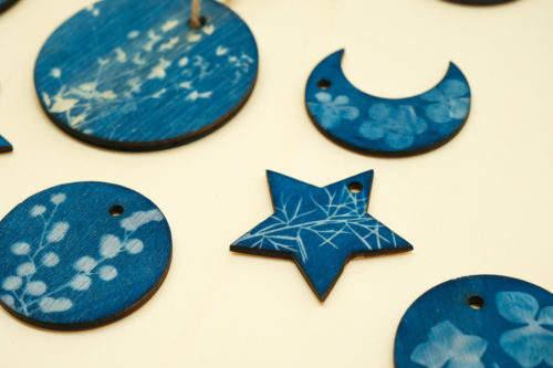 exemples de boules de Noël en cyanotype sur bois