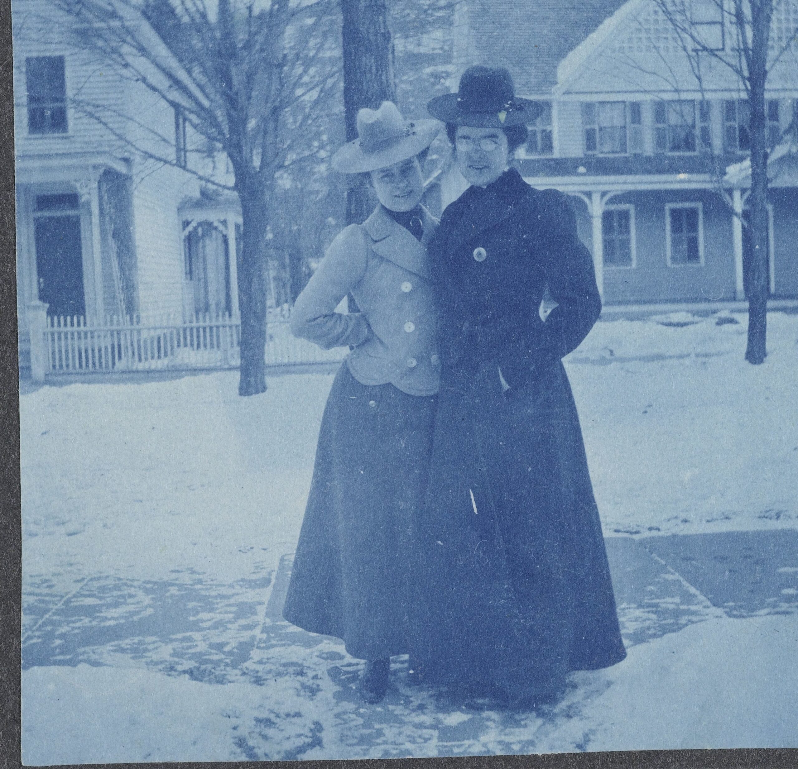 Twee vrouwen op straat (in de sneeuw), Verenigde Staten