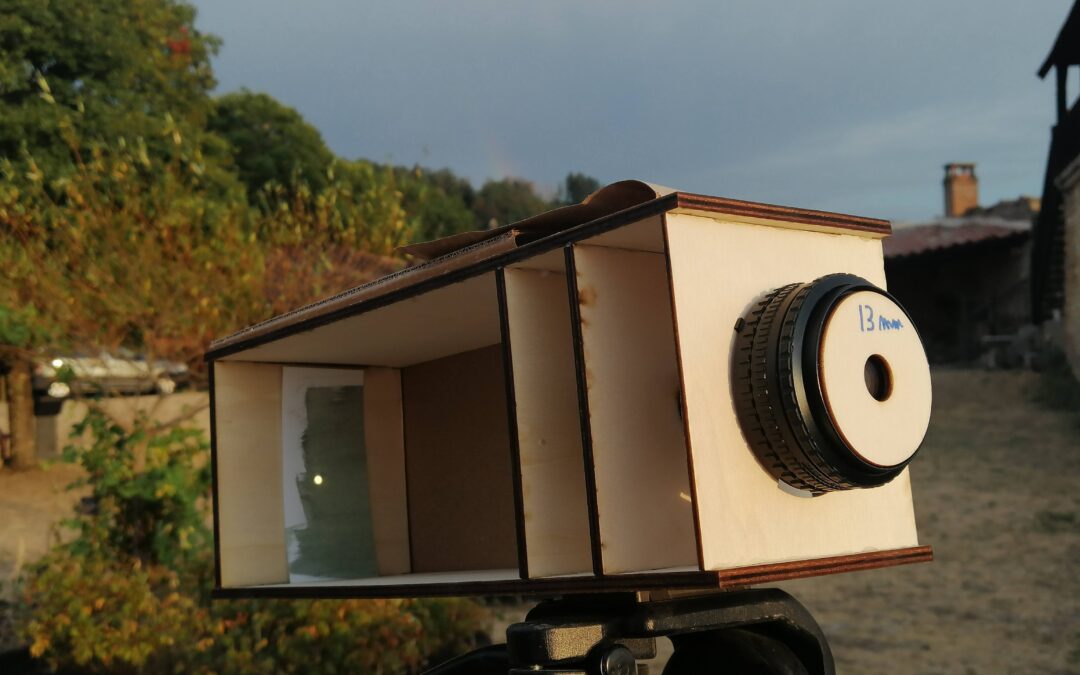Photographier l&rsquo;éclipse solaire en cyanotype : notre appareil photo DIY