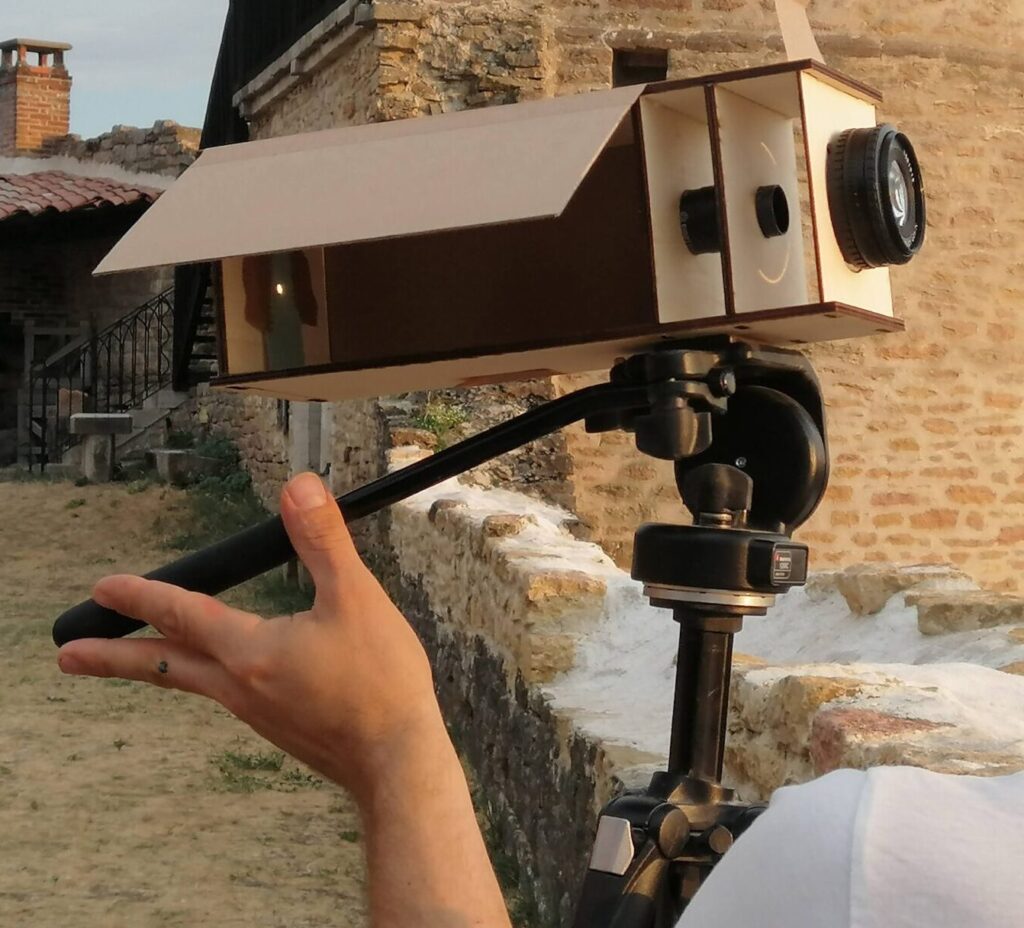 appareil photo DIY pour cyanotype fixé sur trépied vidéo