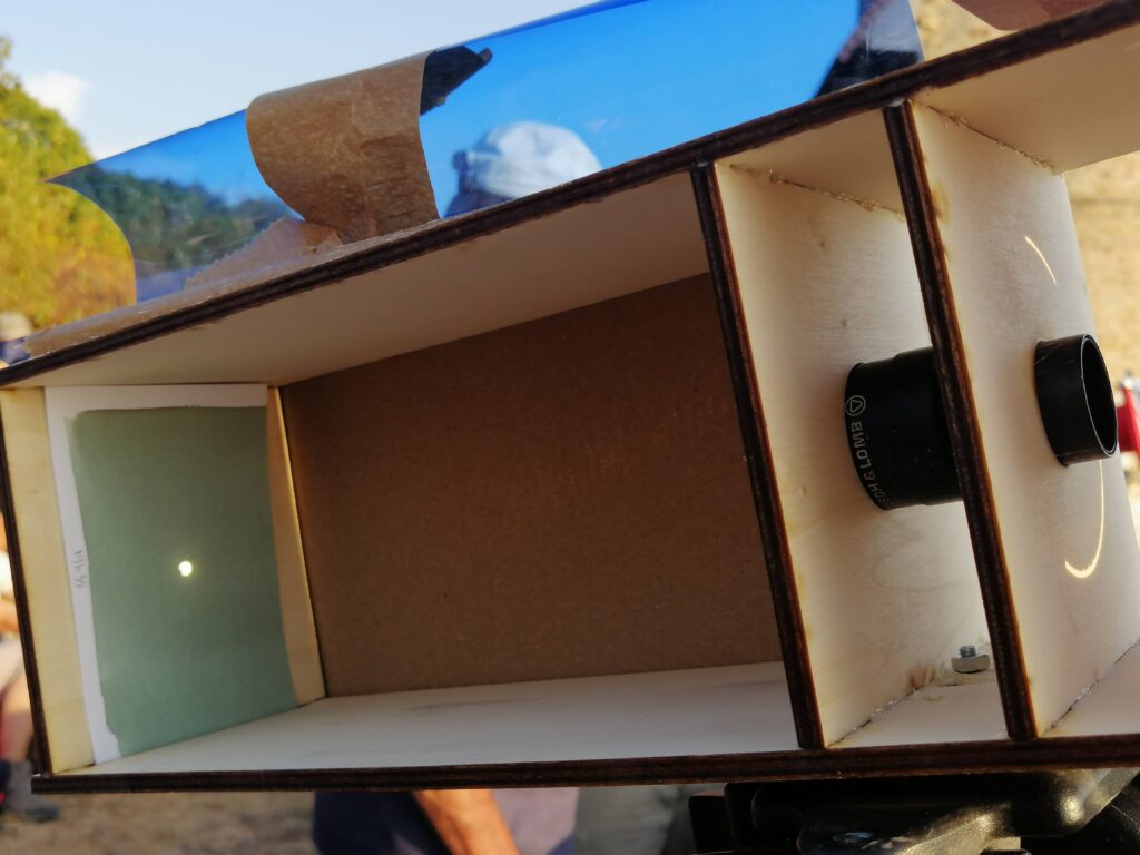 intérieur de l'appareil photo cyanotype avec image du croissant de l'éclipse